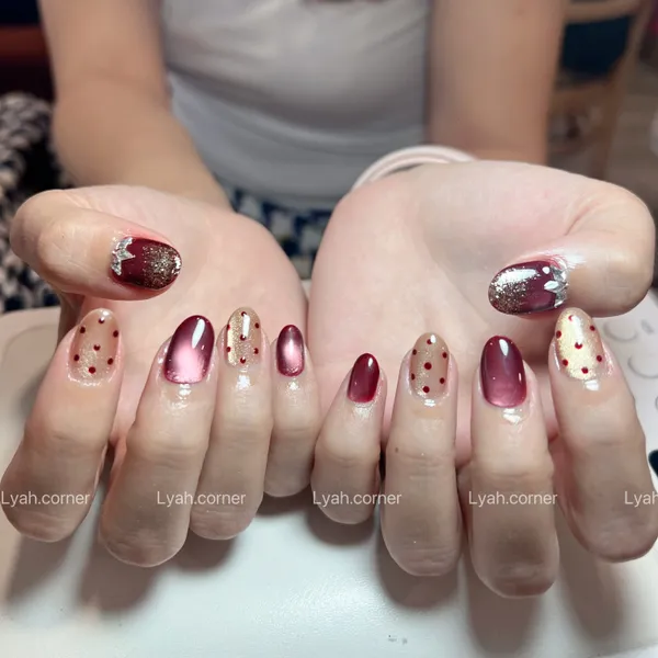 Nail art — nail red gold dots
