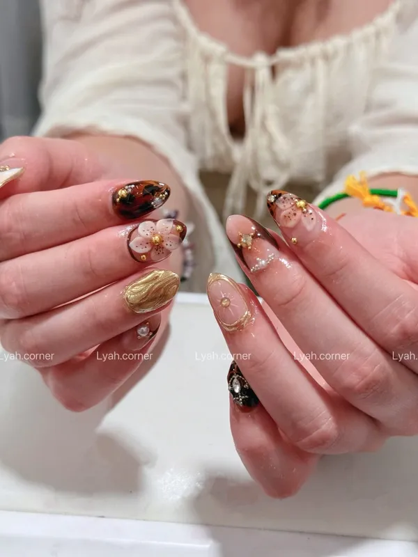 Nail art — nail tortoise gold