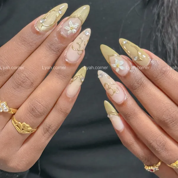 Nail art — nail yellow gold
