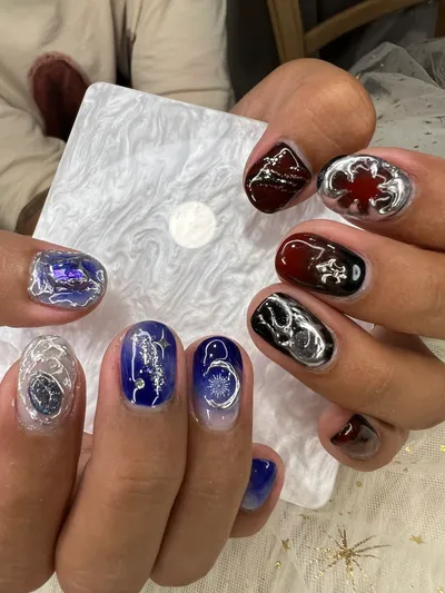 Cat-eye gel manicure showing the magnetic shimmer line