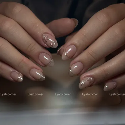 Cat-eye gel manicure showing the magnetic shimmer line