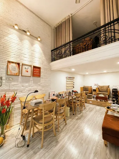 Lyah Corner studio entry — welcoming boutique in the Old Quarter
